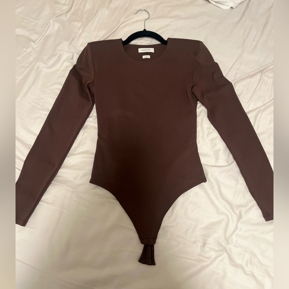 Babaton CONTOUR SHOULDER PAD LONGSLEEVE size small Aritzia dark brown - Picture 3 of 5